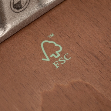 Zoom sur le logo FSC sur une planche de skate