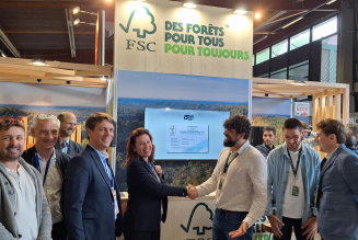 photo de la remise du certificat du stand FSC durant le Carrefour du Bois