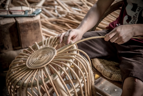 Les meubles Rattan en pleine fabrication à Danlao Co. Au Laos.