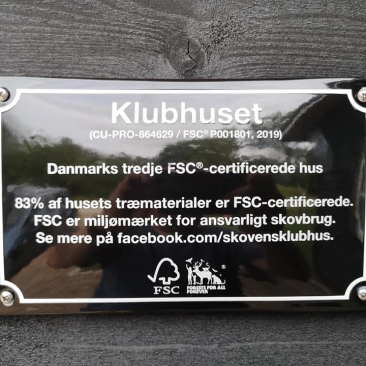 Jusqu'à 83% des matériaux de construction de la maison Klubhuset sont certifiés FSC. Jusqu'à 83% des matériaux de construction de la maison Klubhuset sont certifiés FSC.