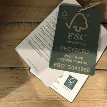 Étiquette FSC sur une table en bois recyclé